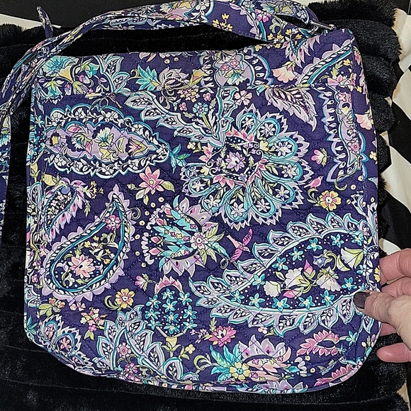 Vera Bradley Crossbody Purse,Colorful w/adjustable strap. 5 zippers/compartments - Picture 4 of 9